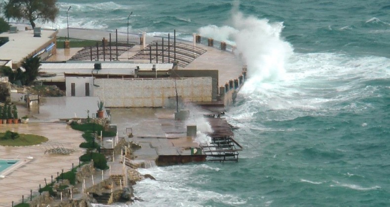 Bodrum’da fırtına nedeniyle feribot seferleri iptal edildi, deniz kahverengiye döndü