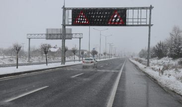 Bolu Dağı’nda şiddetli kar yağışı etkili oluyor