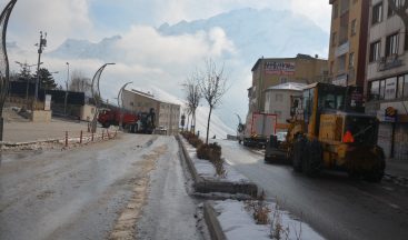 Boş caddeler yerini belediye çalışmasına bıraktı