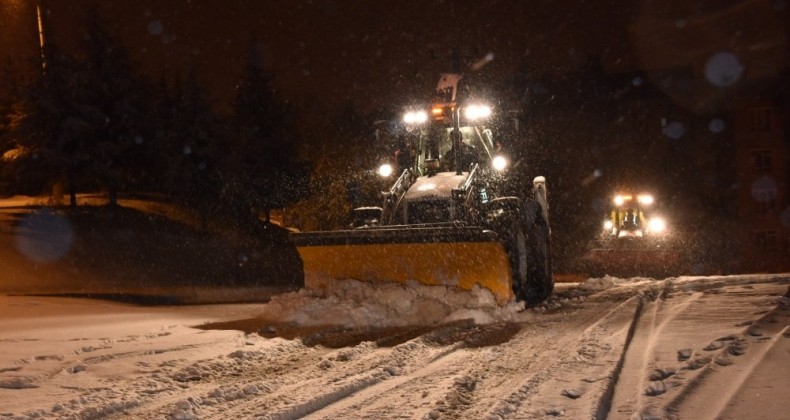 Bozüyük’te yol açma çalışmaları gece boyunca devam etti