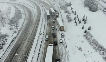 Bursa-İzmir otobanı kar yağışı sebebiyle trafiğe kapandı