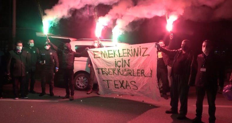 Bursaspor taraftarından polis ekiplerine meşaleli destek