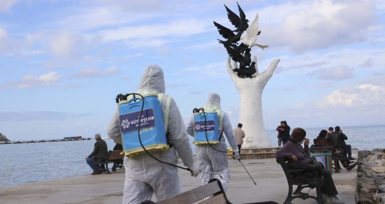 Büyükşehir Belediyesi, Kuşadası’nda dezenfekte çalışması yaptı