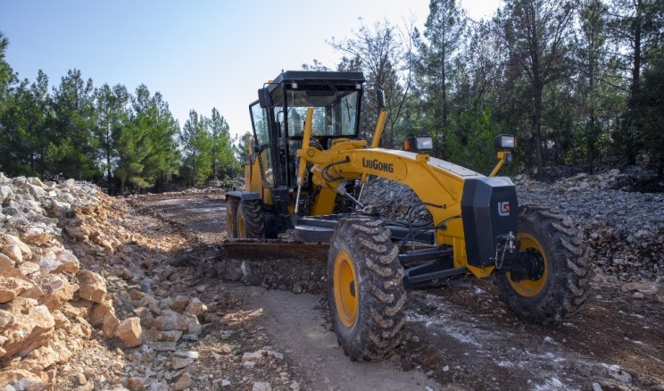 Büyükşehir Belediyesinden Silifke’de tarım arazisi yolunda kapsamlı çalışma