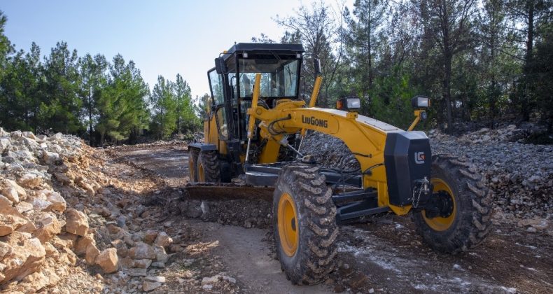 Büyükşehir Belediyesinden Silifke’de tarım arazisi yolunda kapsamlı çalışma