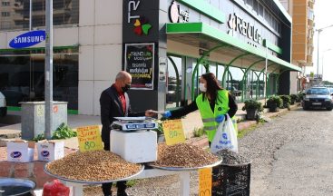 Büyükşehir Kumluca’da pazar yerlerinde maske dağıttı