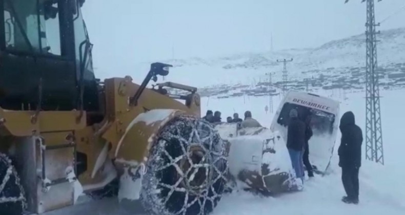 Buzlu yolda şarampole düşen midibüs yol açma dozeri ile kurtarıldı