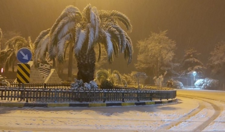 Cide beklenen kar yağışı ile beyaza büründü