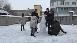 Zabıtalar Çocuklarla Birlikte Kardan Adam Yaptılar