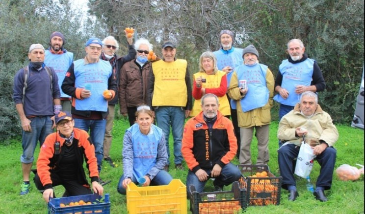 Datça’da 200 kilogram mandalina ihtiyaç sahiplerine dağıtıldı