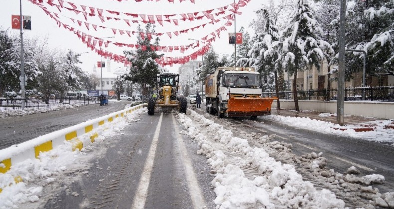 Diyarbakır Büyükşehir Belediyesi, karla mücadele çalışmalarına hızlı başladı