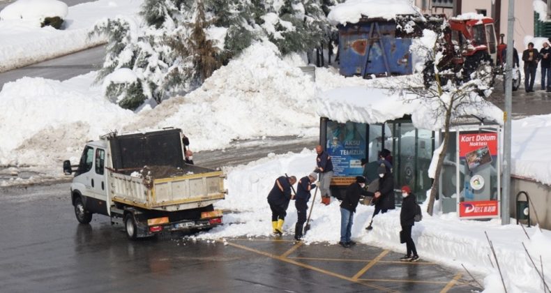 Düzce Belediyesi ekiplerinin kar temizliği sürüyor