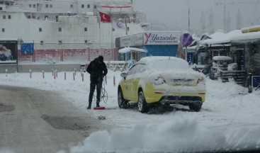 Ekipler çalışamadı, yollar buz ve karla kaplı kaldı