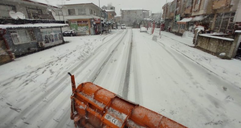 Erenler’de ekipler karla mücadele çalışmalarını aralıksız sürdürüyor