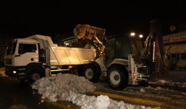 Erzincan’da kar yığınları kamyonlarla şehir dışına taşınıyor