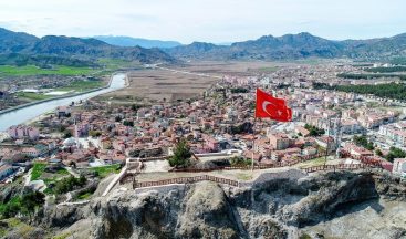 Fırtına Osmancık kalesi’ndeki Türk bayrağına zarar verdi