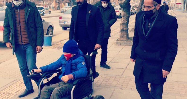 Gazi torunu engelli çocuğun akülü tekerlekli sandalye sevinci