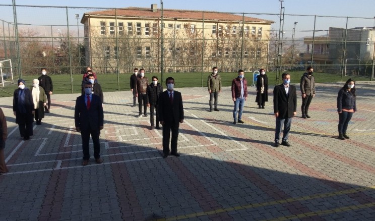 Gercüş’te bayrak töreni eşliğinde İstiklal Marşı okundu