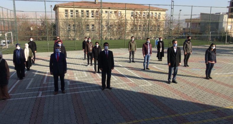 Gercüş’te bayrak töreni eşliğinde İstiklal Marşı okundu