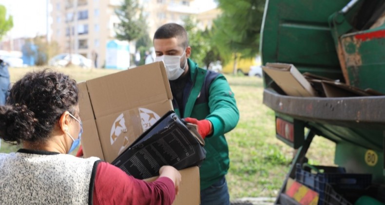 Geri dönüştürülebilir atık toplama aracı Buca’nın mahallelerinde