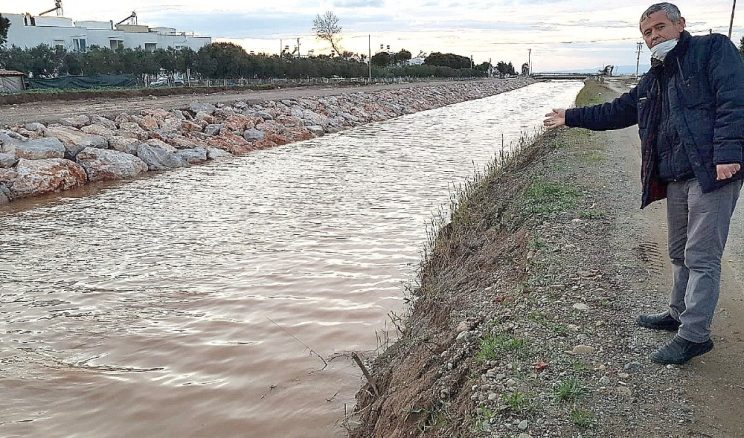 Gömeç’te taşkınlara neden derede hummalı çalışma