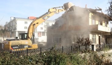 Görüntü kirliliği oluşturan ve yol çalışmalarına engel olan yapılar kaldırılıyor