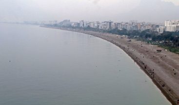 Hafta sonu kısıtlaması sonrası dünyaca ünlü sahile akın ettiler