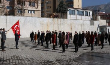 Hakkari’de bayrak töreni