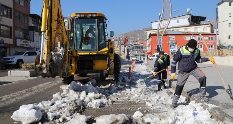 Hakkari’de buzla mücadele çalışması