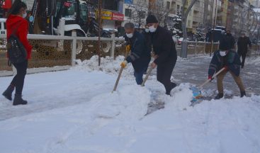 Hakkari’de kar timleri iş başında