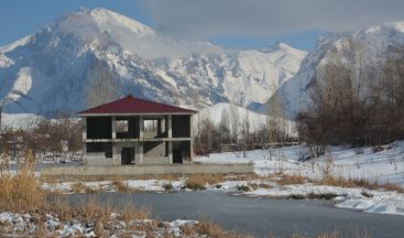 Hakkari’deki Golazüryan Göleti dondu