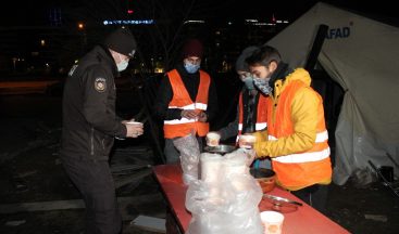 Hasarlı binalarda nöbet tutan bekçilere çorba ikramı