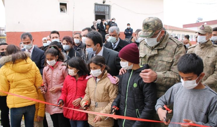 Hercai dizisi ekibinden köy okulunda kurulan kütüphaneye destek