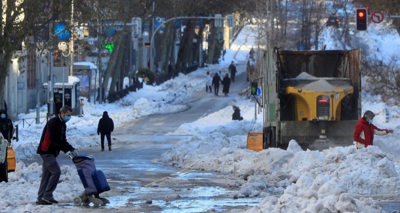 İspanyollar yoğun kar yağışını eğlenceye çevirdi