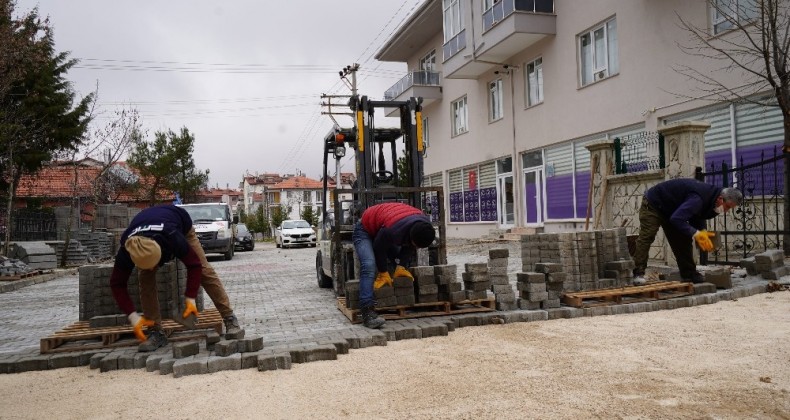 Isparta Belediyesi sokaklara kilit parke taşı döşüyor