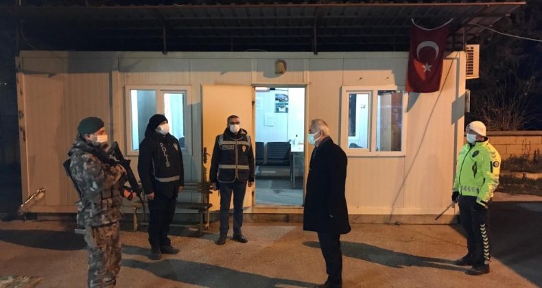 Isparta Valisi Seymenoğlu, yeni yıla görev başındaki kamu personelleriyle birlikte girdi