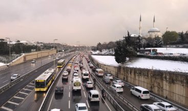 İstanbul’da 56 saatlik kısıtlama sonrası 15 Temmuz Şehitler Köprüsü’nde trafik yoğunluğu