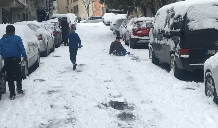 İstanbul’da çocukların kar keyfi