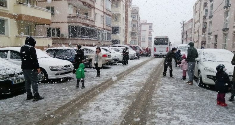 İzmir’de kar sevinci