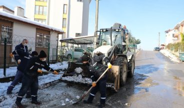 İzmit Belediyesinden kar ve buz temizleme mesaisi