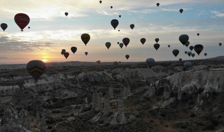 Kapadokya’da gökyüzü balonlarla renklendi