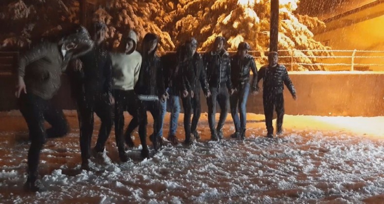 Kar yağışını halay çekerek kutladılar
