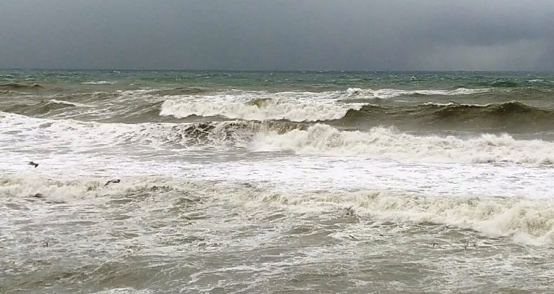 Karadeniz’de dalgalar sahilleri dövüyor