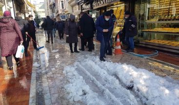 Karlı yollarda vatandaşların zorlu yürüme mücadelesi