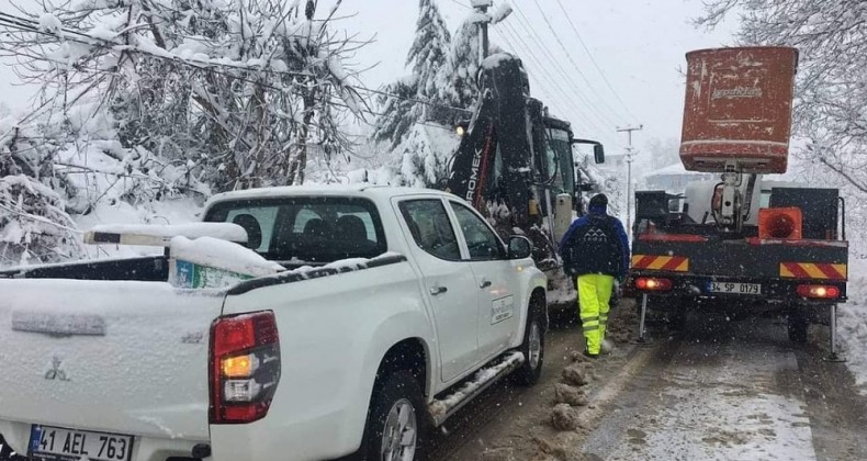 Karlı yolları verilen mücadele Akmeşe’yi elektriğe kavuşturdu