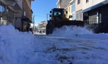 Karlıova’da kar 20 köy yolunu ulaşıma kapattı