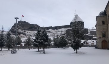 Kars’a beklenen kar yağdı