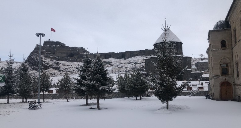 Kars’a beklenen kar yağdı