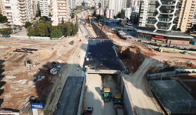 Mersin Katlı Kavşak Projesi Sıcak Asfalt Dökümüne Başlandı