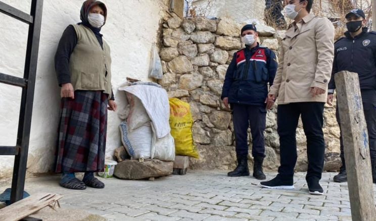 Kaymakam Çelik, kısıtlama günlerinde yaşlıları ve engelli vatandaşları unutmadı